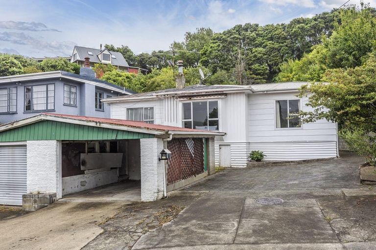 Photo of property in 15 Victory Crescent, Tawa, Wellington, 5028