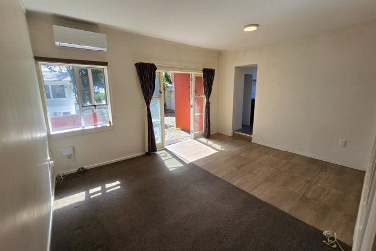 Photo of property in 1 Lauderdale Road, Birkdale, Auckland, 0626