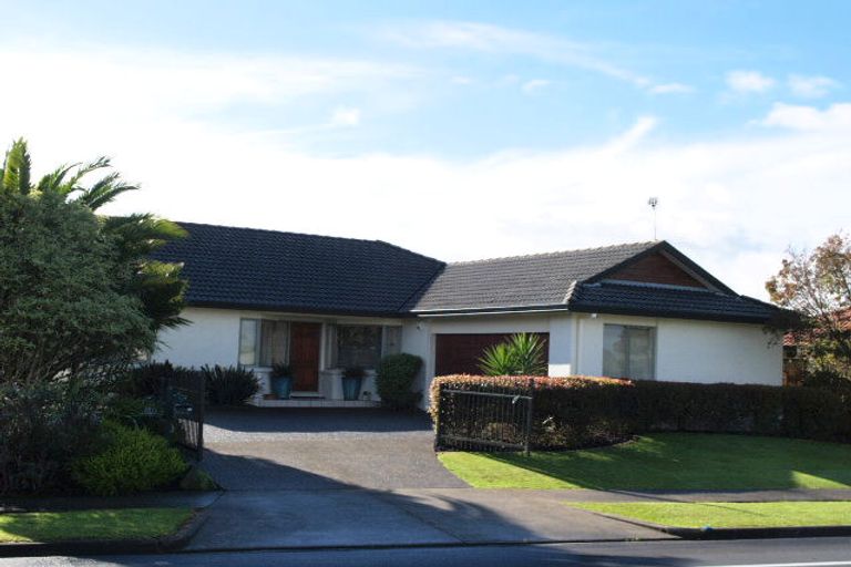 Photo of property in 110 Golfland Drive, Golflands, Auckland, 2013