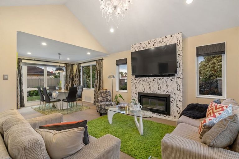 Photo of property in 28 Erceg Way, Rosehill, Papakura, 2113