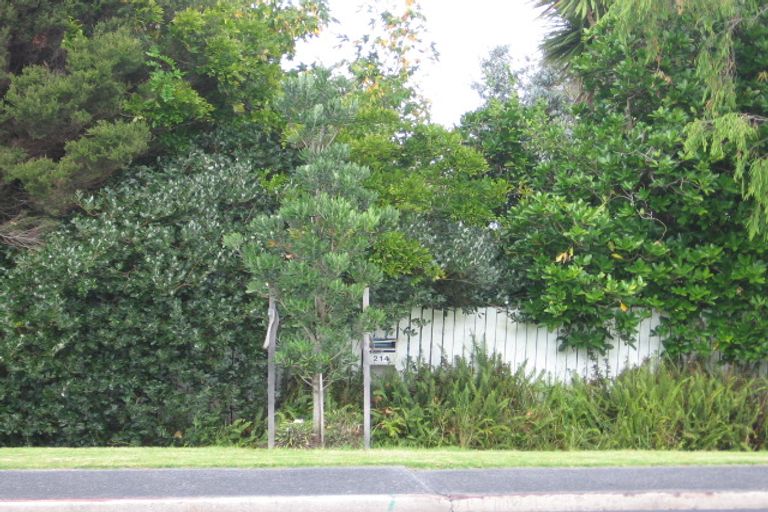 Photo of property in 214 East Coast Road, Forrest Hill, Auckland, 0620