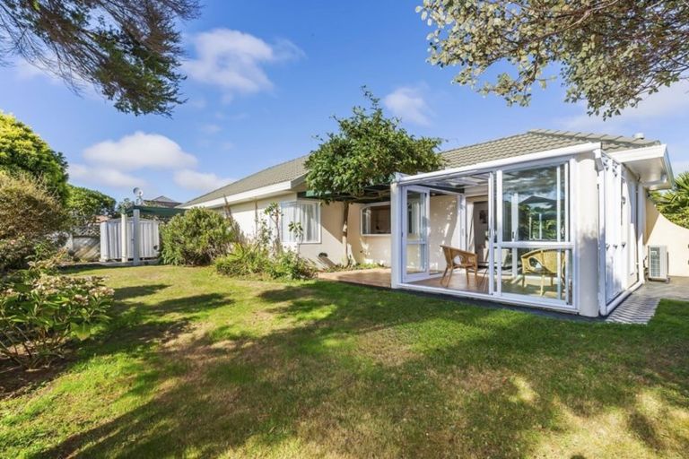 Photo of property in 17 Samwell Drive, Whitby, Porirua, 5024