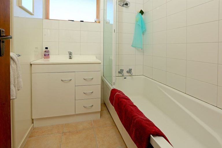 Photo of property in 2/3 Papatahi Place, Henderson, Auckland, 0610