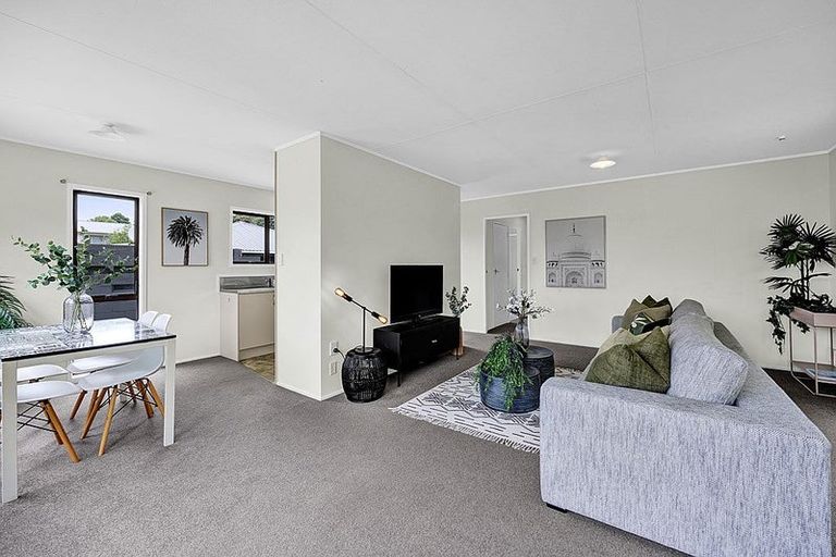 Photo of property in 118 Riversdale Drive, Merrilands, New Plymouth, 4312