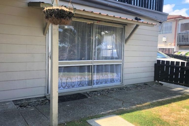 Photo of property in 37 Triangle Road, Massey, Auckland, 0614