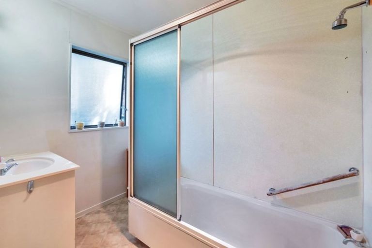 Photo of property in 2/2 Oreil Avenue, West Harbour, Auckland, 0618