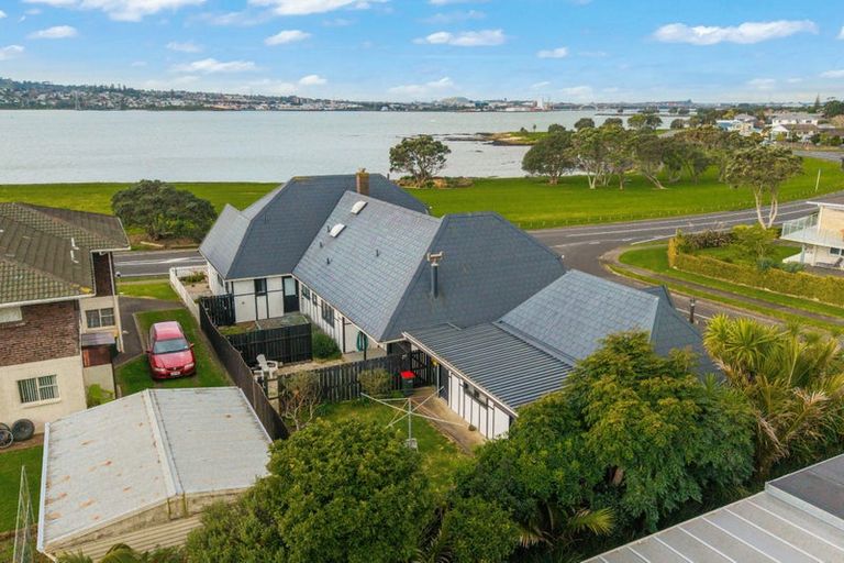Photo of property in 81 Kiwi Esplanade, Mangere Bridge, Auckland, 2022