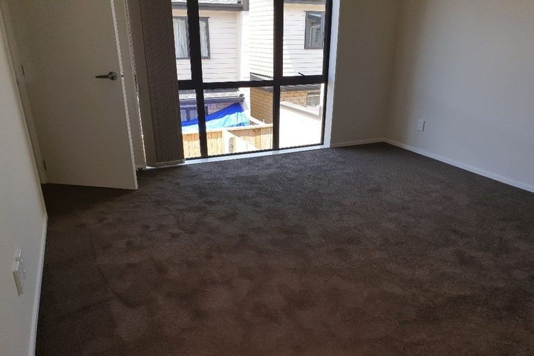 Photo of property in 16 Millcroft Lane, Ranui, Auckland, 0612