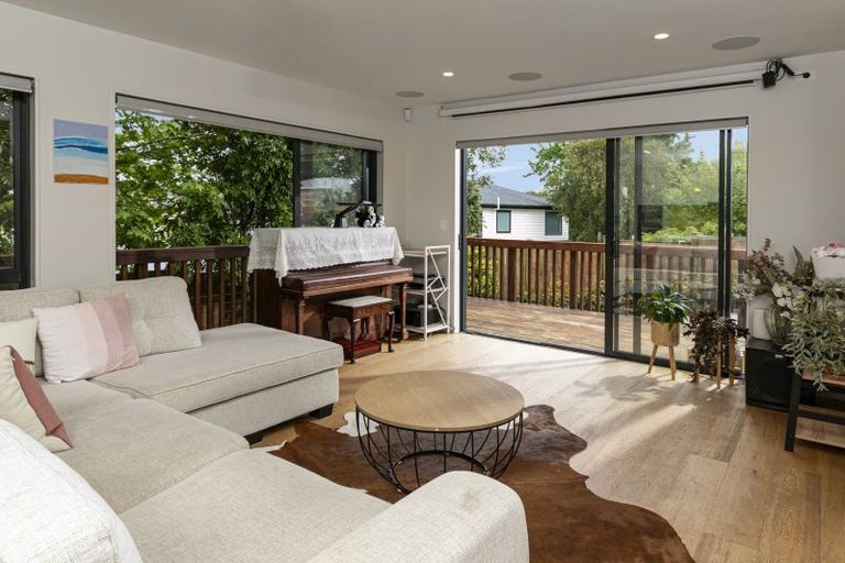 Photo of property in 8b Dallinghoe Crescent, Milford, Auckland, 0620