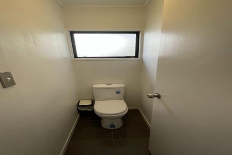 Photo of property in 4 Luxor Place, Massey, Auckland, 0614