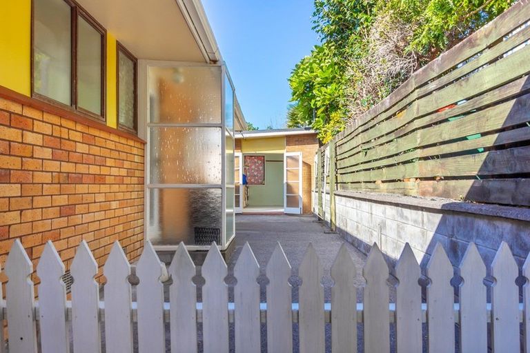 Photo of property in 6 Leatham Avenue, Strandon, New Plymouth, 4312