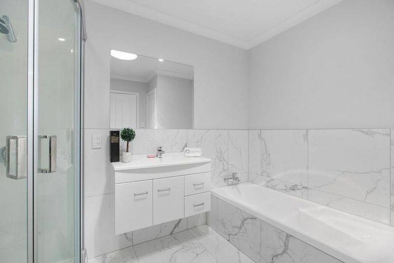 Photo of property in 1 Mchardy Place, Glenfield, Auckland, 0627