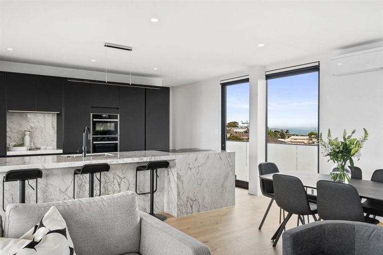 Photo of property in 11a Montgomery Avenue, Rothesay Bay, Auckland, 0630