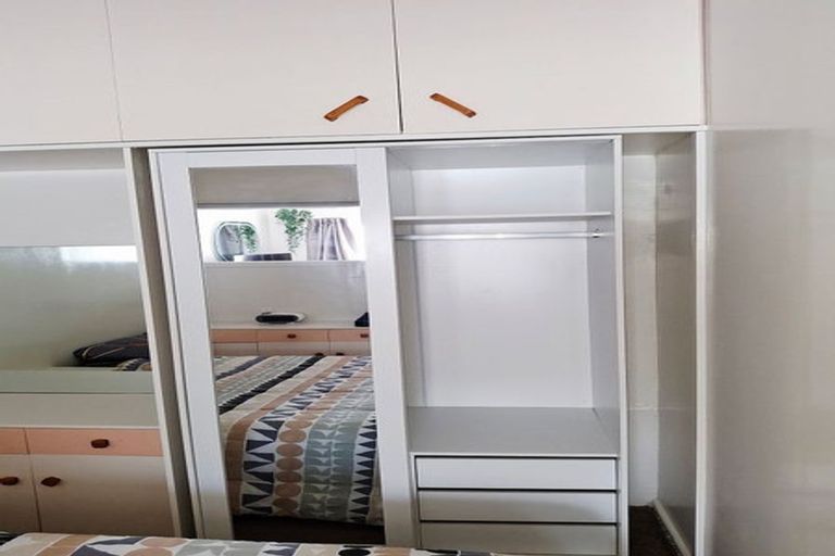 Photo of property in 2/918 Beach Road, Waiake, Auckland, 0630