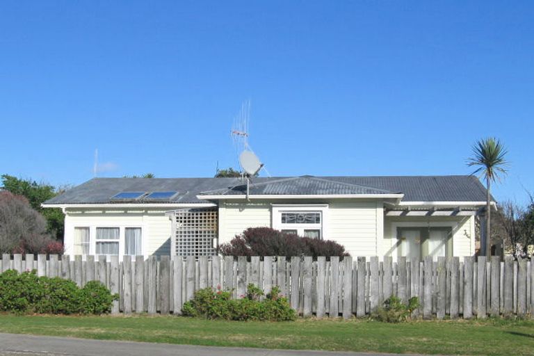 Photo of property in 27 Toi Street, Otaki Beach, Otaki, 5512