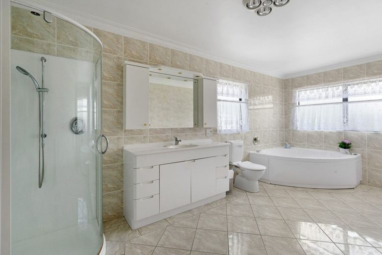 Photo of property in 16 Waimanu Bay Drive, Te Atatu Peninsula, Auckland, 0610