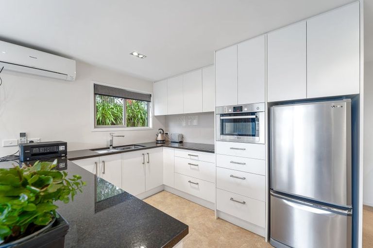 Photo of property in 19 Robin Lane, Browns Bay, Auckland, 0630