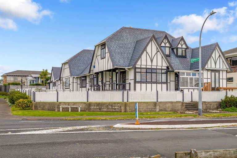 Photo of property in 81 Kiwi Esplanade, Mangere Bridge, Auckland, 2022
