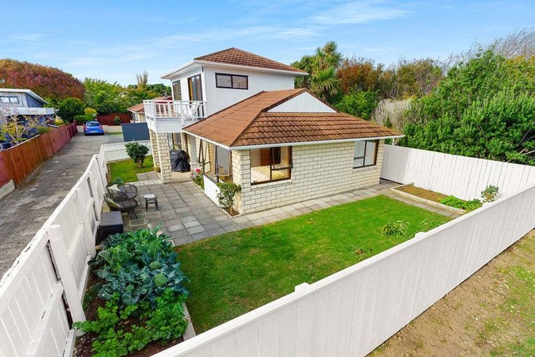 Photo of property in 7 Ngapotiki Street, Paraparaumu Beach, Paraparaumu, 5032
