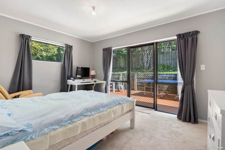 Photo of property in 2/26 Fernlea Rise, Bayview, Auckland, 0629