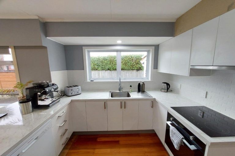Photo of property in 8 Riversdale Drive, Merrilands, New Plymouth, 4312