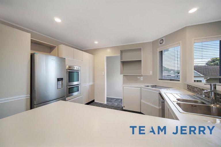 Photo of property in 5 Harford Place, Pakuranga Heights, Auckland, 2010