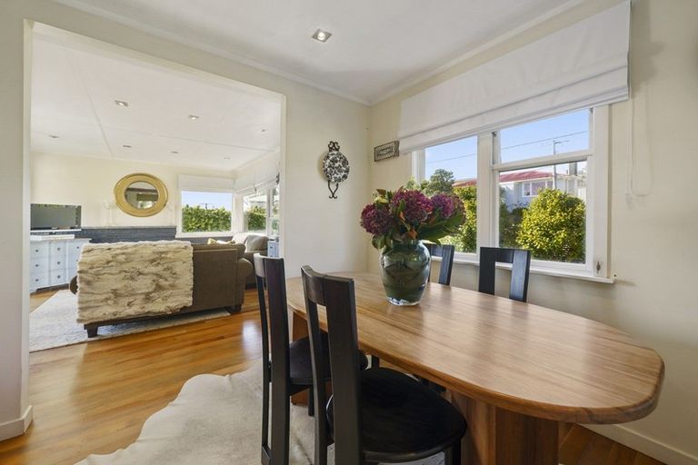 Photo of property in 8 Balmain Street, Newlands, Wellington, 6037