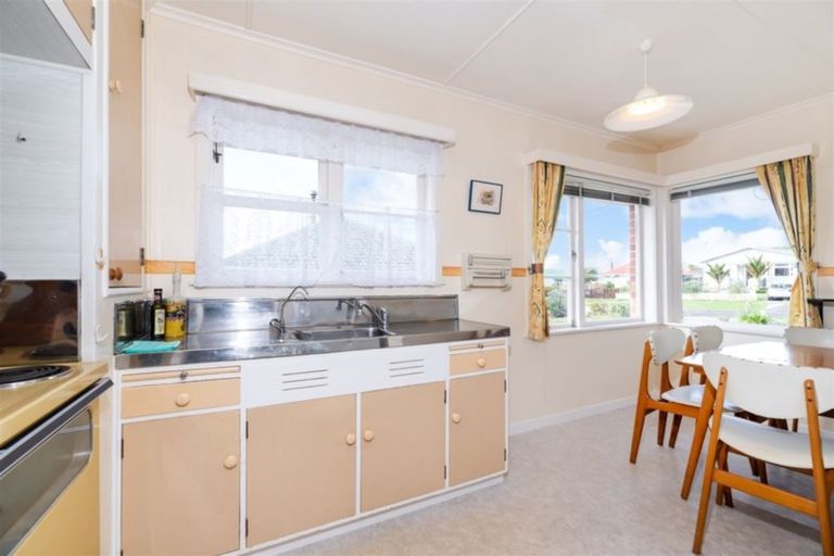 Photo of property in 24 Koromiko Street, New Lynn, Auckland, 0600