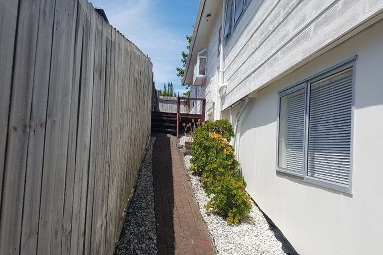 Photo of property in 38 Deverell Place, Northcross, Auckland, 0632