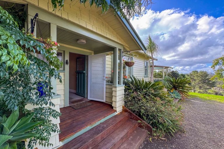 Photo of property in 2442 South Head Road, South Head, Helensville, 0874