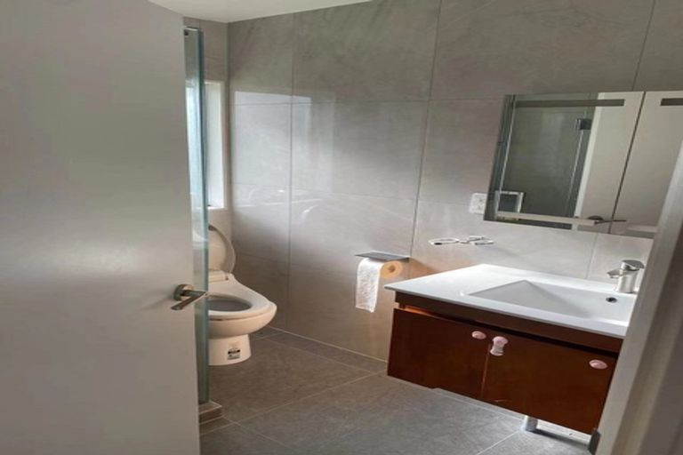 Photo of property in 107 Luckens Road, West Harbour, Auckland, 0618