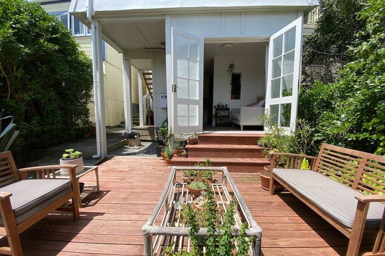 Photo of property in 21 Hawker Street, Mount Victoria, Wellington, 6011