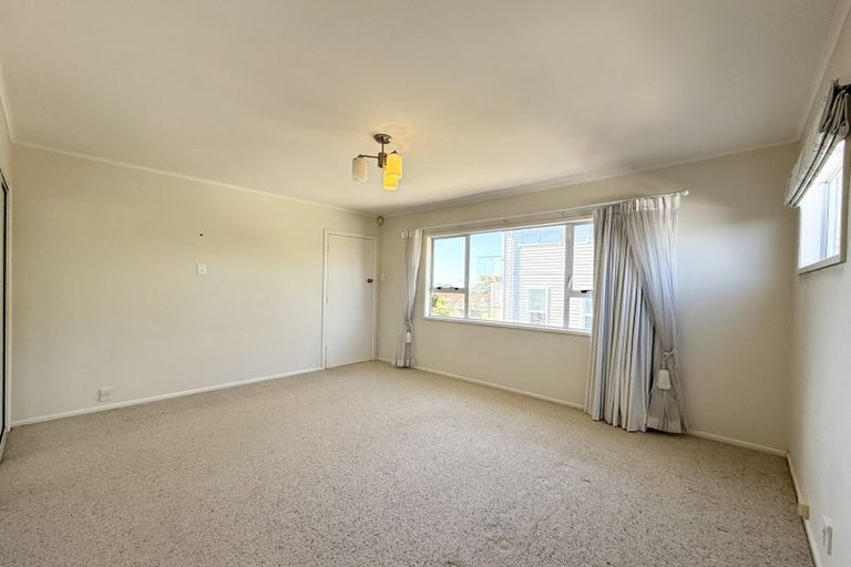 Photo of property in 1 Sunnynook Road, Forrest Hill, Auckland, 0620