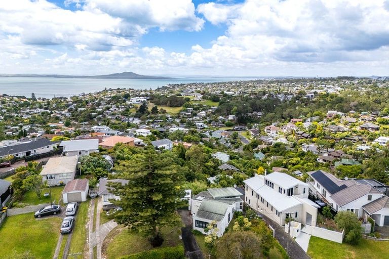 Photo of property in 92 Knights Road, Rothesay Bay, Auckland, 0630