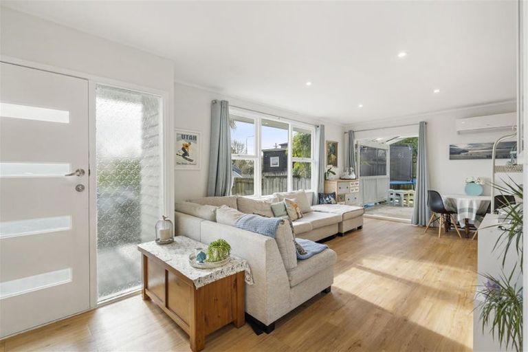 Photo of property in 2/276a Wairau Road, Glenfield, Auckland, 0627