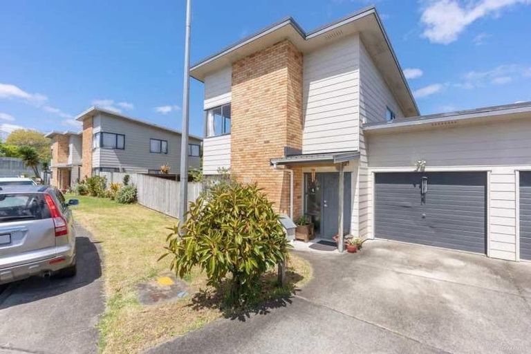Photo of property in 6 Clarrie Wills Way, Otara, Auckland, 2025