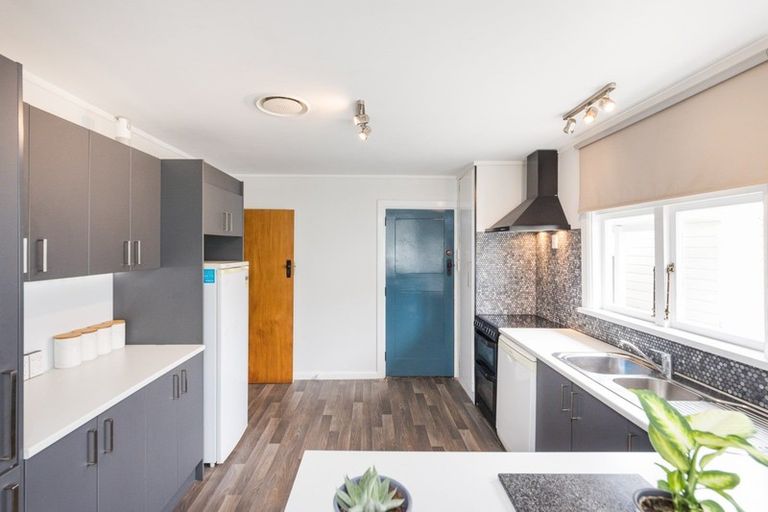 Photo of property in 19 Featherston Street, Takaro, Palmerston North, 4412