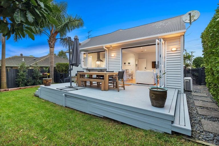 Photo of property in 15 Alberta Street, Point Chevalier, Auckland, 1022