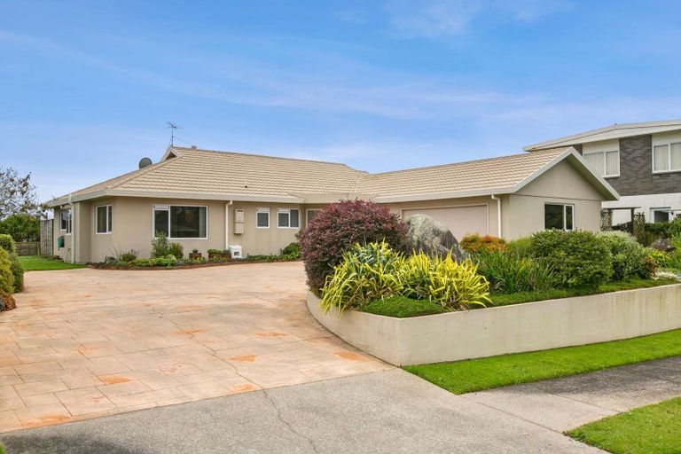 Photo of property in 11 Chatswood Grove, Fitzroy, New Plymouth, 4312