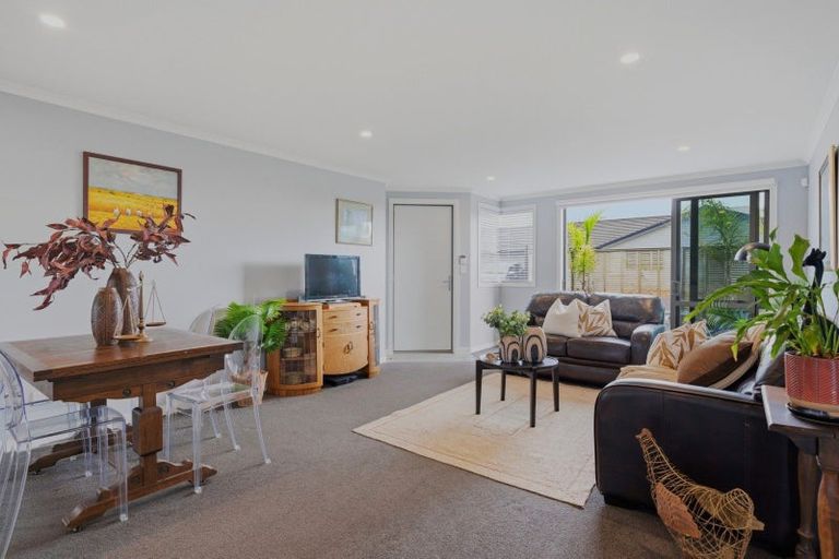 Photo of property in Waterview Estate, 28/4 Greystone Place, Omokoroa, 3114