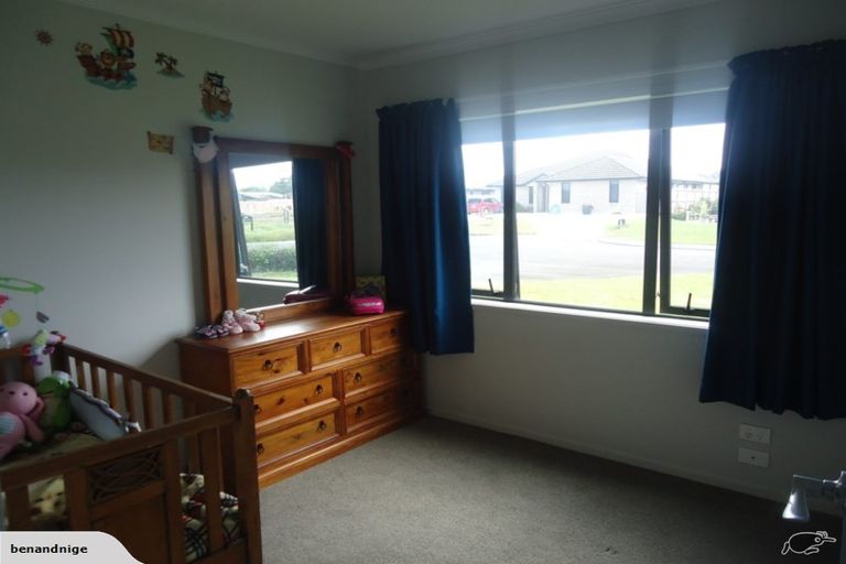 Photo of property in 31 Harbour Crest Drive, Waiuku, 2123