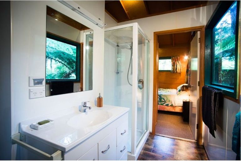 Photo of property in 426 Scenic Drive, Waiatarua, Auckland, 0612