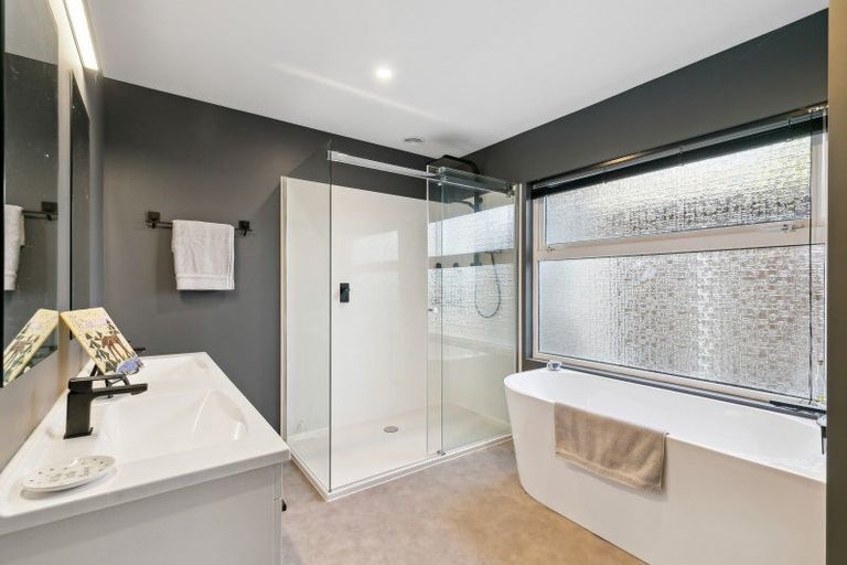 Photo of property in 3 Countess Close, Maupuia, Wellington, 6022