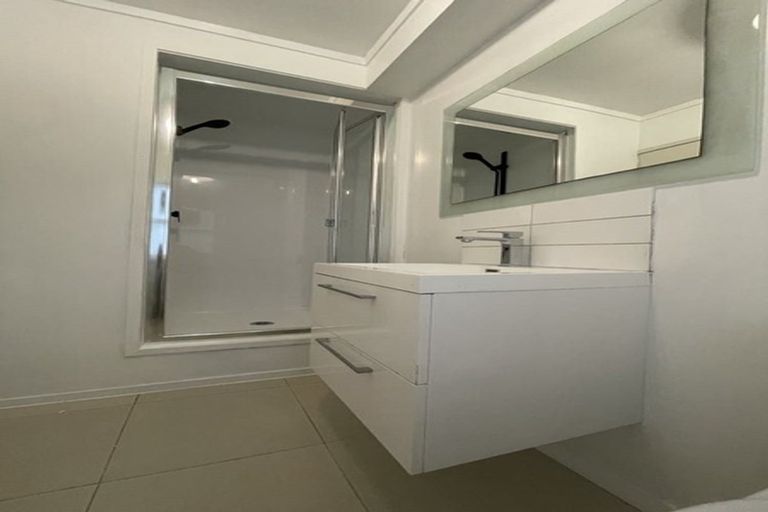 Photo of property in 15 Brunton Place, Glenfield, Auckland, 0629