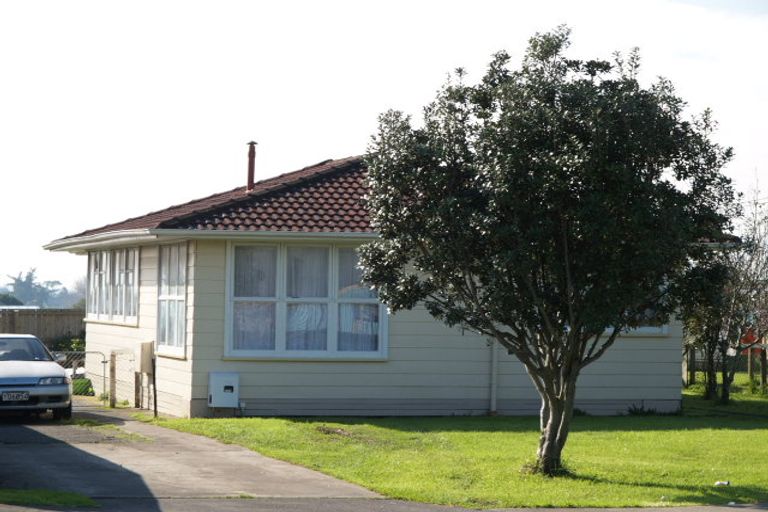 Photo of property in 122 Robertson Road, Mangere East, Auckland, 2024