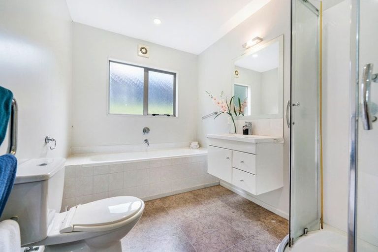 Photo of property in 1a Highgrove Lane, Totara Vale, Auckland, 0632