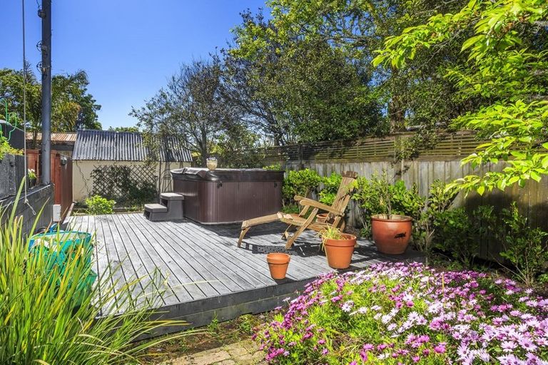 Photo of property in 21 Roberts Avenue, Bayswater, Auckland, 0622