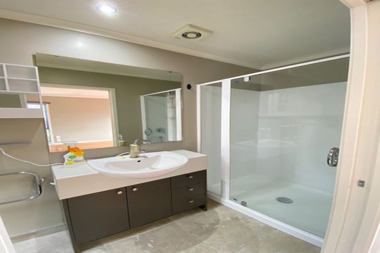 Photo of property in 14 Vicente Place, Oteha, Auckland, 0632
