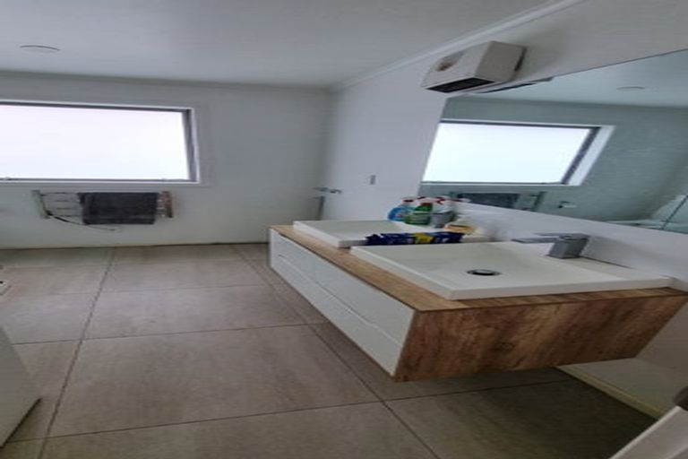 Photo of property in 121 Centreway Road, Orewa, 0931