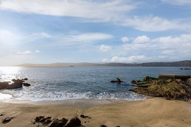 Photo of property in 377a Karaka Bay Road, Karaka Bays, Wellington, 6022